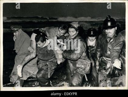 Le 12 décembre 1952 - Les passagers rescapés de l'épave paquebot français Champollion à Beyrouth : Un homme est amené à terre après qu'il a nagé à partir de l'épave de champollion. L'une des 55 personnes qui ont tenté de nager à terre après l'espoir de sauvetage ont été fading seulement 29 à la rive. Banque D'Images