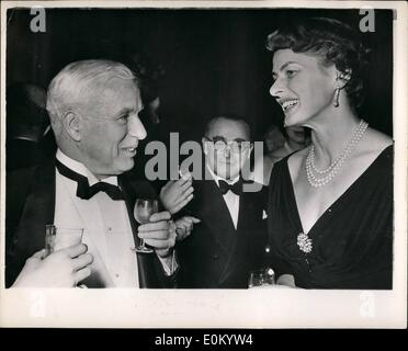 Dec. 12, 1952 - Charle Chaplin obtient une médaille d'or . Ingrid Bergman assiste à la cérémonie de Rome . Au cours d'une GA tenue au Grand Hôtel , Rome Charle Chaplin , qui est dans la capitale pour la première de son film ''Limelight'' s'est vu remettre une médaille d'or faisant de lui un haut officier honoraire de la République italienne. La photo montre Charlie Chaplin discute avec Ingrid Bergman lors de la cérémonie à Rome. Banque D'Images