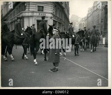 Le 12 décembre 1952 - Dimanche matin progression couronnement répétition. ''Quelle est la durée d'un morceau de ficelle. Les troupes de la Household Cavalry et Grenadier guards et un état landau, a pris part à la répétition du matin tôt au cours de l'itinéraire de la Procession du couronnement d'aujourd'hui. photo montre quelle est la durée d'un morceau de ficelle un guardsman détient la fin d'un morceau de ficelle comme des troupes col- pendant la répétition de ce matin. Banque D'Images