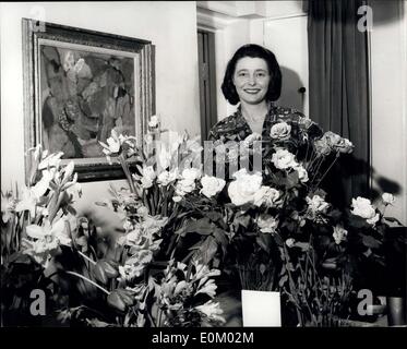 10 févr. 02, 1953 - La fin de la route en arrière. Moins de trois ans après qu'elle est presque mort de trois touches qui a laissé partiellement paralysé son académie, l'actrice Patricia Neal est de retour à l'écran. Elle va partir pour l'Amérique le week-end prochain à passer trois mois à travailler sur un nouveau film. cette femme courageuse, qui est l'épouse de l'écrivain Roald Dahl, a mené une longue bataille contre les catastrophes - l'un de ses enfants est mort après une maladie et son fils Theo a été grièvement blessé dans un accident à New York, et lorsqu'elle était à la hauteur de sa carrière, après avoir remporté un Oscar pour sa performance Banque D'Images