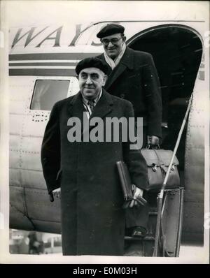 Février 02, 1953 - Her  Reuter vole en : le professeur Ernst Reuter, le maire de Berlin-Ouest, est arrivé à Northolt par avion aujourd'hui. Spectacles de photos : le professeur Reuter, le maire de Berlin-Ouest est arrivé à Northold par avion aujourd'hui. Photos : Professeur Reuter vu à l'arrivée à Northolt aujourd'hui. Banque D'Images