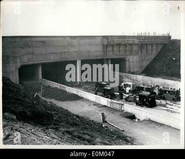 02 février 1953 - Nouvelle Base de Maintenance pour l'aéroport de Londres : une nouvelle base de maintenance prévue par la BOAD Ministère de l'Aviation civile, est en construction à l'aéroport de Londres. La photo montre l'extrémité sud du tunnel à quatre voies de la Bath Road à la zone central terminal en construction. Banque D'Images