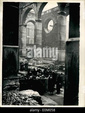 02 février 1953 - Patrick Visites Anciens Basilique : Sa Sainteté Mme Shimun, Christian Dalaï-lama de l'Église assyrienne, a visité aujourd'hui l'ancienne basilique découvertes sous le reste de Londres blitzed église aîné - St. Bride Fleet-Street, un peu d'années de service a été effectuée en Ayamaic, la langue parlée par le Christ. Le Patriarche est le 119e titulaire de son bureau, ce qui est héréditaire dans sa famille. Il a été sélectionné à partir de six garçons. tous formés à partir de la naissance - et consacrée à l'âge de 12 ans. La photo montre la vue générale montrant sa sainteté mar shimun dirige le service à st. Aujourd'hui mariée. Banque D'Images