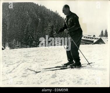 01 janv., 1953 - Commandant de la forme les vacances en Bavière.photos exclusives du général Ridgway : Général Ridgway, commandant suprême des Puissances alliées en Europe est en vacances avec sa femme et son fils au centre de loisirs de l'armée américaine, à Garmisch-Partenkirchen, la Haute-Bavière. Photo montre Général Ridgway, vu qu'il commence une piste de ski pendant ses vacances à Garmisch. Banque D'Images