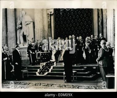 01 janvier, 1953 - LE ROI DE SUÈDE Le parlement suédois s'ouvre. Le roi Gustave Adolphe de Suède a ouvert la nouvelle session parlementaire avec un discours du trône dans le hall de l'état du Château Royal de Stockholm. La reine Louise et tous les membres de la maison royale à Stockholm maintenant étaient présents à la cérémonie. PHOTO MONTRE : Le Roi lire son discours du trône. Sur la droite du roi debout face à lui, c'est Prince Wilhelm. debout devant le roi est le premier ministre sur la gauche et le Ministre des affaires étrangères sur la droite. Banque D'Images