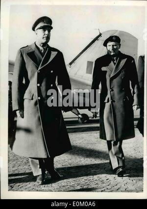 01 janv., 1953 - Montgomery à Rome. Le maréchal vicomte Montgomery a récemment visité Rome en tant qu'invité du gouvernement italien pour des entretiens avec le personnel du général italien. Montgomery est commandant adjoint des forces du pacte atlantique. photo montre le maréchal Montgomery (droite), à son arrivée à Rome, vu avec le général marras. qui l'a rencontré à l'arrivée. Banque D'Images