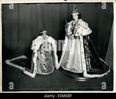 10 févr. 02, 1953 - souvenirs du couronnement approuvé sur montrer au public. Des répliques de la poupée reine. : l'exposition s'ouvre demain à la plateau Centre, Regent Street du couronnement mille souvenirs qui ont été approuvés par le Conseil du Design Industriel. Photo montre (à gauche) une figure à la main de Sa Majesté la Reine en robe - conçu par I & R. Ottenburg de Derby et à droite une poupée miniature replica de Sa Majesté la reine portant des robes de couronnement à l'exposition. Banque D'Images