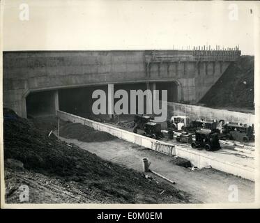 02 février 1953 - Nouvelle Base de Maintenance pour l'aéroport de Londres : une nouvelle base de maintenance fournis pour la Boac par le ministère de l'Aviation civile, est à l'aéroport de Londres à constructionniste, photo montre le Sudiste fin du tunnel à quatre voies de la Bath Road à la zone central terminal en construction. Banque D'Images