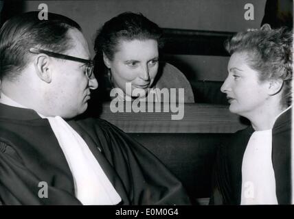 01 janv., 1953 - Marie Poupard chargé de forger oncle : Marie Poupard comme elle apparaît dans le dock de la cour d'assises à Gueret, Centre de la France. Elle est chargée d'établir la volonté de son oncle, M. Gioux, un pays riche, praticien. Elle est vue ici s'entretenir avec son avocat, Me René Floriot (à gauche) et moi Maresco. Le procès a causé une importante motion co dans les cercles bourgeois. Banque D'Images