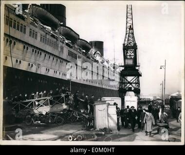 01 janvier, 1953 - La plus grande société mondiale de Liner est Révision annuelle : des travaux sont en cours à Southampton sur la révision annuelle des plus grands du monde de la reine Elizabeth. Elle fera escale au port jusqu'au 11 février, et est maintenant en cale sèche. Une armée de plus de 200 ouvriers s'est engagé dans le travail. Photo montre : les travailleurs verser l'une des coursives du Queen Elizabeth, pendant le déjeuner-heure de pause. Banque D'Images