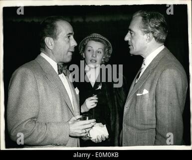 01 janvier, 1953 - L'acteur et réalisateur de cinéma Italien à Londres : Vittorio De Sica, l'acteur de cinéma italien et directeur - il réalise ''Hiracle à Milan'' - est arrivée à Londres aujourd'hui. Photo montre Vittorio De Sica converser à Anne Crawford et Humphrey Bogart, lors d'une réception de la presse aujourd'hui. Banque D'Images