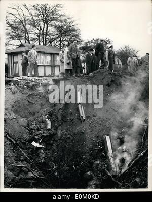 01 janv., 1953 - Larmes de bombardement dans le cratère Road.. Jet Canberra se plante en boule de feu Ã¢â€"¦ Dix minutes après avoir décollé de Abington, Berks., sur un vol d'entraînement, l'équipage de trois d'un jet de Canberra ont été tués sur une Ã¢â'¬Ëoeball-de-feu' accident. L'avion a pris feu pique du nez dans l'ancienne baignoire Road à Twyford et déchira un cratère d'environ 30 pi. par 20 pi. de profondeur.. Photo Keystone montre : - une partie du cratère. assez grand pour prendre un bus. après l'accident de la machine Jet Canberra près de lecture aujourd'hui. Banque D'Images