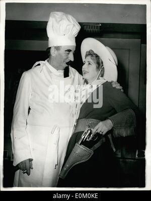 01 janv., 1953 - Sir Bernard et Lady Docker en robe de soirée. Photo montre deux idées pour le genre de robe pour accueillir la nouvelle année. Un costume du chef de combinaisons blanches et de hauteur hat, moustache et barbe, et une tenue de l'Ouest avec des armes à feu-cap. Les porteurs, à Poole Harbour Yacht Club's ball hier soir, étaient Sir Bernard et Lady Docker. Banque D'Images