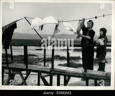 10 févr. 02, 1953 - Suite de la Essex Inondations.. Traînant sa lave sur la péniche. Mme Dorothy Prium et son fils Kars sont parmi les quelques personnes qui sont restées à Southend-on lors de l'évacuation principale.. Mme Prium était responsable de l'enregistrement de beaucoup de ses voisins qui ont pris refuge sur la péniche sur laquelle elle vit... Photo : Keystone montre- Mme Prium passe à la tâche de laver ses vêtements - et est considéré comme elle se bloque-les à sec - à Southend. Banque D'Images