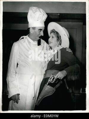 01 janv., 1953 - 1.1.53 Sir Bernard et Lady Docker en robe de soirée. Photo montre : deux idées pour le genre de robe pour accueillir la nouvelle année. Un costume du chef de combinaisons blanches et de hauteur hat, moustache et barbe, et une tenue de l'Ouest avec des armes à feu-cap. Les porteurs, à Poole Harbour Yacht Club's ball hier soir ont Sir Bernard et Lady Docker. Banque D'Images