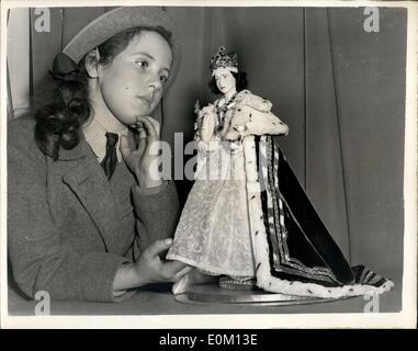 23 février, 1953 - Souvenirs du couronnement approuvé sur montrer au public. Sa Majesté la Reine - en miniature. L'exposition de plus de mille Souvenirs du couronnement - choisie par le couronnement du Conseil du Design Industriel, est d'être ouvert au public demain à la Plateau Centerm, Regent Street.. Photo : Keystone montre- onze ans Barbara Pinkerton de Hampstead - admire une poupée réplique de Sa Majesté la Reine à Coronation Robes - conçu par la poupée d'art de Chelsea - Les décideurs lors de l'exposition. Banque D'Images