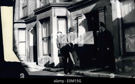 Mar. 03, 1953 - La police continue de rechercher dans Notting Hill '"meurtre House'' déposé : meubles meubles ont été retirés de la maison Banque D'Images