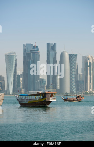 Doha. Le Qatar. Les boutres traditionnels et des gratte-ciel de la ville de West Bay. Banque D'Images
