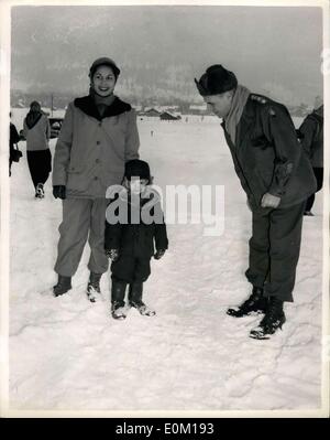 22 janvier 1953 - Commandant de la forme les vacances en Bavière... Des photos exclusives du général Ridgway... Général Ridgway, commandant suprême des Puissances alliées en Europe, est en vacances avec sa femme et son fils, au centre de loisirs de l'armée américaine, à Garmisch-Partenkirchen, la Haute-Bavière. Photo : Keystone montre- Général Ridgway, avec sa femme, Penny, et petit fils Matty, vu dans la neige pendant leurs vacances à Garmisch. Banque D'Images