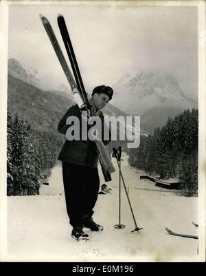 22 janvier 1953 - Les commandants de forme les vacances en Bavière des photos exclusives du général Ridgway : Général Ridgway, commandant suprême des Puissances alliées en Europe, est en vacances avec sa femme et son fils, à l'US Army dans Germisoh-Partenkirchin, centre de loisirs, la Haute-Bavière. Photo montre. Général Ridgway, chargé de la vente avant d'effectuer un ran, pendant ses vacances dans Germisch, dans les Alpes bavaroises. Banque D'Images