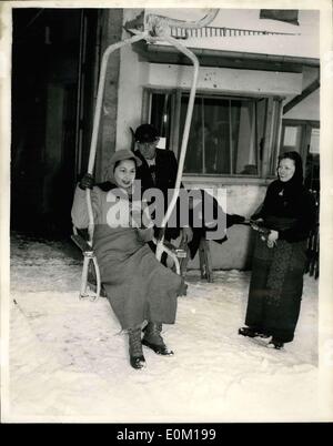 22 janvier 1953 - Commandant de la forme les vacances en Bavière... Des photos exclusives du général Ridgway... Général Ridgway, commandant suprême des Puissances alliées en Europe, est en vacances avec sa femme et son fils, au centre de loisirs de l'armée américaine, à Garmisch-Partenkirchen, la Haute-Bavière. Photo : Keystone montre- Penny Ridgway, épouse du général Ridgway, vu qu'elle monte à bord du Ski-Lift tandis qu'en vacances à Garmisch. Banque D'Images