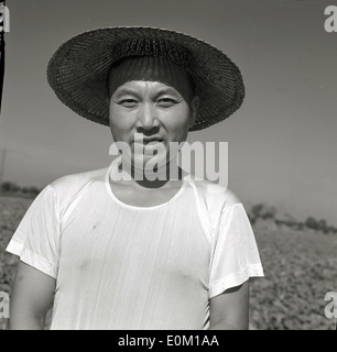 1950 portrait historique par J Allan Paiement d'un homme travailleur agricole chinois. Banque D'Images