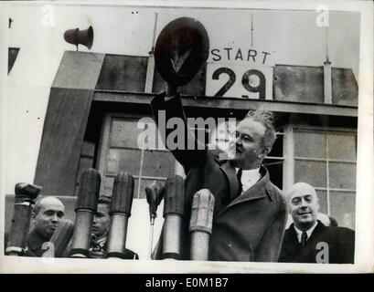 Mar. 03, 1953 - Toujours Staline Ill. gravement l'état du maréchal Staline demeure grave et les médecins sont à l'aide de sangsues, de l'oxygène et des médicaments dans la lutte pour sauver sa vie, a déclaré qu'un bulletin médical de Moscou ce matin. Photo : Keystone montre M. - Molotov qui pourrait être nommé pour succéder à Staline - vu en agitant les foules lorsqu'il a rendu visite à Varsovie en 1948. Banque D'Images