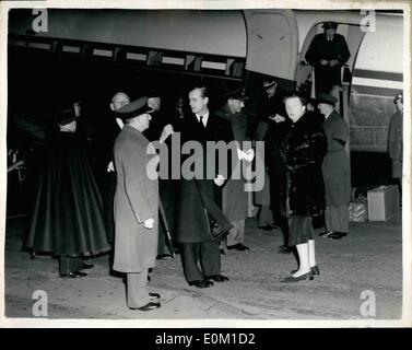 Mar. 03, 1953 - La reine Juliana arrive pour les funérailles de la Reine Mary : photo montre la reine Juliana de Hollande, vu après avoir quitté l'avion à Northolt ce soir, quand elle est arrivée pour assister aux funérailles de la Reine Mary de demain. Le duc d'Édimbourg qui a accueilli sa est vu dans l'image. Banque D'Images