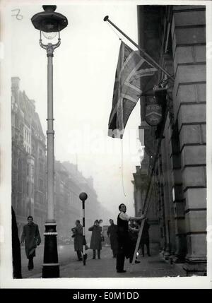 Mar. 03, 1953 - Queen Mary meurt : Drapeaux en berne. Photo montre la scène comme le drapeau à Banque Hambro's - sur le coin de la Marne Banque D'Images