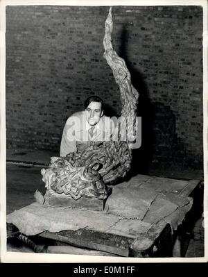 24 mars 1953 - jour Sending-In pour la sculpture de Burlington House ''Reincarination'' arrive : Photo montre ''Reincarination'' un plâtre couleur ardoise travail par Mme Eva Château de Knightsbridge est livré sur un chariot - par des ouvriers - de Burlington House ce matin - Envoi - en journée pour l'Académie royale de l'exposition - section Sculpture. Banque D'Images