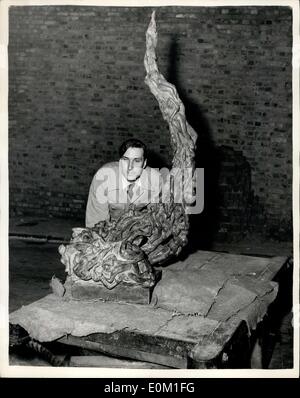 24 mars 1953 - Envoi en journée pour la sculpture à Burlington House. : ''la réincarnation'' arrive : Photo montre ''la réincarnation'' un plâtre couleur ardoise travail par Mme Eva Château de Knightsbridge est livré sur un chariot - par des ouvriers - de Burlington House ce matin -- envoi à jour pour l'Académie royale de l'exposition - section Sculpture Banque D'Images