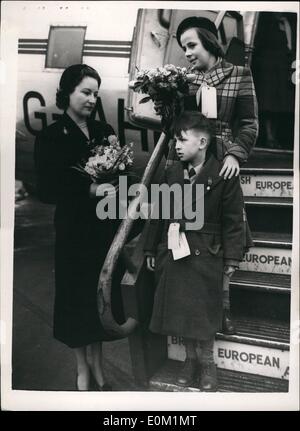 Mar. 03, 1953 - laissez les enfants britanniques par Air pour le traitement au Danemark : une partie des 25 enfants britanniques Northolt gauche par air aujourd'hui d'être patients à Vordingborg Sanitarium. Ils ont été vus par la Princesse Anne de Danemark. La photo montre la Princesse Anne, vu avec 12 ans Elien Calderwood, et son frère âgé de 7 ans, Michael Calderwood, de Greenock, lorsqu'ils montent à bord de l'avion pour le Danemark d'aujourd'hui. Banque D'Images