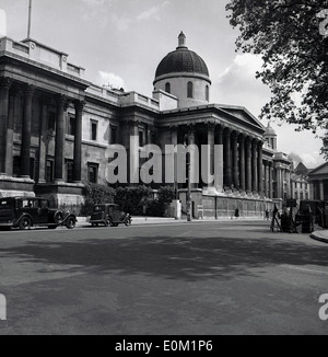 1950 image historique de l'extérieur de l'Office National, Trafalgar Square, Londres, Angleterre. Remarque l'absence de circulation. Banque D'Images