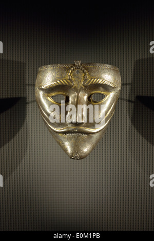 Doha. Le Qatar. Musée d'art islamique Masque de guerre, la Turquie de l'Est ou l'ouest de l'Iran. 15e C, acier avec incrustation en or. Banque D'Images