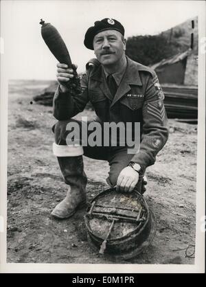 Avril 04, 1953 - les jets d'eau haute puissance utilisée pour effacer en temps de guerre. Anti-Invasion mines à Coquelles : Les hommes de AC Une escouades Banque D'Images