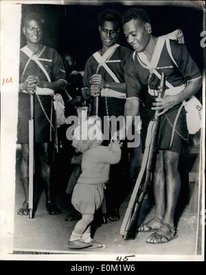 Avril 04, 1953 - Baby rejoint dans Bienvenue à ''ne'' de la Police des Autochtones en route vers l'Angleterre pour le Couronnement : Bradley Grey (15 mois) était à Walsh Bay où ajouter sa demure Bienvenue sur le Stewart Les membres de la Gendarmerie royale et Papou nouvelles gaines Constabulary lorsqu'ils sont arrivés sur un ''inkiang» sur façon d'Angleterre pour le couronnement. Ils appartiennent à un contingent de 25 député autochtone porte des rubans de campagne de la Seconde Guerre mondiale, et de quatre membres pour la bravoure d'usure. Banque D'Images