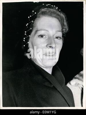 Mar. 03, 1953 - Mme Edgar Sanders va à l'Office des étrangers. Laissant après entrevue Ã¢â€" Mme Edgar Sanders, épouse du Banque D'Images