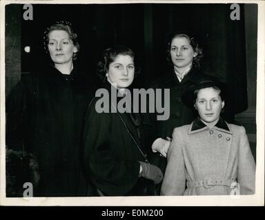 Mar. 03, 1953 - Mme Sanders et ses filles aller à l'Office des étrangers.:Mme. Edgar Sanders épouse de l'employé de la Britannique Banque D'Images