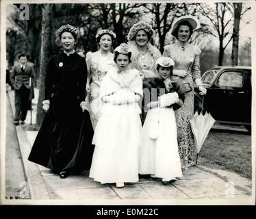 Avril 04, 1953 - Belles et bonnets sur Parades : l'un des plus grands défilés de capot avant Pâques a eu lieu aujourd'hui à Luton - la célèbre ville de hat. Plus d'une quarantaine de véhicules, y compris la décoration hansom cabs, etc, ont pris part à la procession à travers la ville. La photo montre un groupe de filles et de jeunes enfants, vu portant des costumes de style édouardien, aujourd'hui lors de cette parade. Banque D'Images