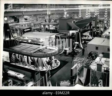 04 avril, 1953 - Ouverture de la station Earl's Court article de la foire industrielle britannique. La photo montre la vue générale de la Section du Commonwealth britannique de l'Équitable Industries - qui s'est ouverte ce matin à Earls Court. Banque D'Images