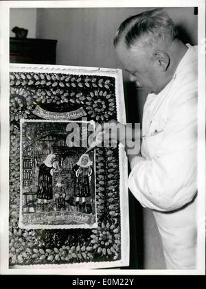 Avril 04, 1953 - le pain d'épice de Nuremberg énorme pour l'Allemagne une exposition Pâtisserie Pain d'épice de Nuremberg quel maître pâtissier Gmeiner faite pour l'exposition de Pâtisserie allemande à Düsseldorf (ouvert du 25 avril) a été plus d'un mètre de long. Au milieu du pain d'épice il y a le célèbre tunnel de Nuremberg de sucre glaçage. Ce pain d'épice peut causer des maux d'estomac tho ceux qui mangent. Banque D'Images