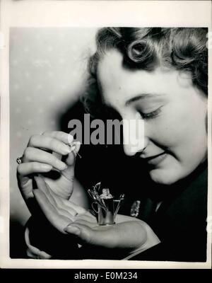 04 avril, 1953 - Ouverture de la Foire des industries. L'arrosoir parfum contenant ; Photo montre Mlle Jean Boult, d'Edmonton, vu avec un parfum contenant, sous la forme d'un arrosoir - l'une des nombreuses nouveautés au salon de l'B.I.P. qui a ouvert ses portes aujourd'hui à l'Olympis. Banque D'Images