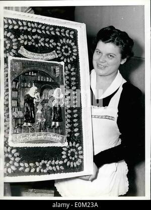 Avril 04, 1953 - Nuremberg pour Gingor-Bread énorme pâtisserie allemande. Exposition : un pain d'épices de Nuremberg quel maître cuisinier-pâtissier Gmeiner faite pour l'exposition de pâtisserie allemande à Düsseldorf (ouvert du 25 avril) a été plus d'un mètre de long. Au milieu du pain d'épices il y a la célèbre'' entonnoir de Nuremberg'' faite de sucre. Ce pain d'épices peut causer viennent d'estomac pour ceux qui mangent. Banque D'Images