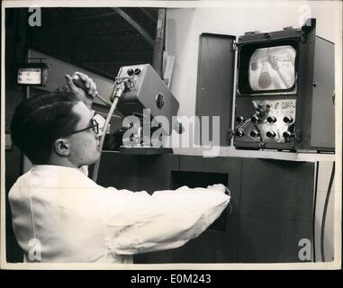 04 avril, 1953 - Ouverture de l'industrie de la paire. La ''Station'' et de l'unité de contrôle de caméra. Photo montre M. F.Rodwell,un plat Banque D'Images