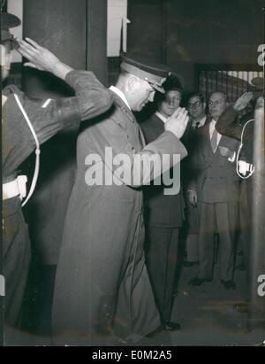 Avril 04, 1953 - La conférence de la sécurité dans l'ouest de Berlin. La Grande-Bretagne et les représentants soviétiques se sont réunis dans le bâtiment de l'armée britannique de gouvernement à Berlin le 1er avril afin de régler les questions de sécurité-air. Notre photo montre le chef de la Commission soviétique arrivant avant le bâtiment militaire britannique. Banque D'Images