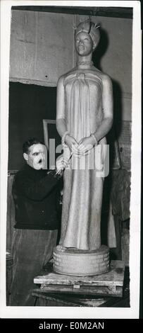 04 avril 1953 - ''Emotan, The Maretoman''. Statue indigène de la ville du Nigeria occidental : Bein City Native Authority, dans l'ouest du Nigeria, à la suggestion de l'OBA de Benen, a commandé une statue d'Emotan, une femme du marché de Beni du XVe siècle, vénérée par le peuple Bini pour son travail humanitaire et l'amour des enfants. Il doit être érigé sur une tombe près du marché du Bénin. La sculpture est M. John Danford, directeur régional du British Council dans la province occidentale du Nigeria. Il travaille la statue qui mesure 6 pieds - dans un studio de Chelsea. Il doit être moulé en bronze Banque D'Images