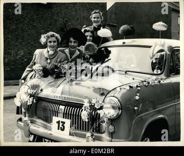 Avril 04, 1953 - Belles et bonnets en parade à Luton. : l'un des plus grands défilés de capot avant Pâques a eu lieu aujourd'hui à Luton Banque D'Images