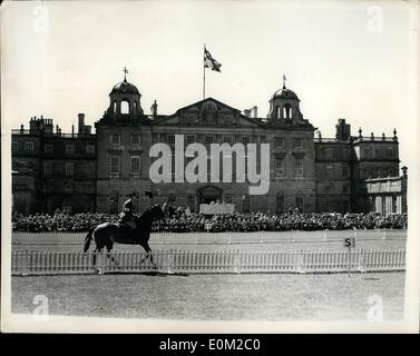 Avril 04, 1953 - Reine arrive For International Horse Trials : SA MAJESTÉ LA REINE accompagnée de la princesse Margaret est arrivé à Badminton House, pour les trois jours International Horse Trials... Photo montre : vue générale pendant le concours de dressage, montrant Badminton House en arrière-plan. Rider est le Lieut. W.L. Thompson, sur ''St. David'' - un hongre bay. Banque D'Images