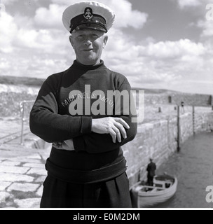 Années 1950. Portrait historique d'un batelier de St Michael's Mount, une île au large de la côte de Cornouailles, accueil de la St Aubyn famille. Banque D'Images