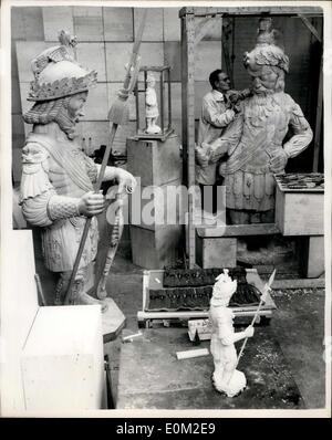 11 mars 1953 - le travail progresse sur la statue de ''Gog'' et 'Magg' pour le retour au Guildhall. Le travail est en cours au Welwyn Garden City Studio, du sculpteur de Manchester M. d' Evans, sur la nouvelle statue du célèbre Guildhall d' ''Gog'' et 'Magog'', qui doivent remplacer le Banque D'Images
